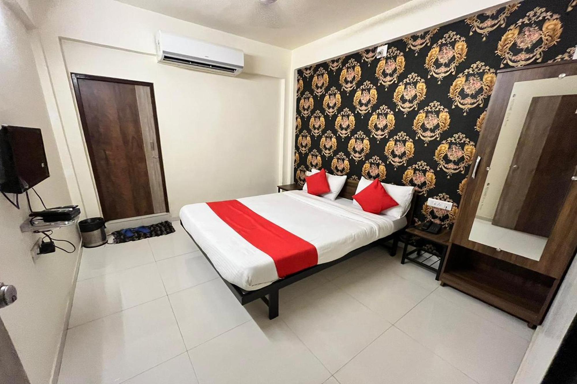 Hotel Kalyan Palace Watuwa المظهر الخارجي الصورة