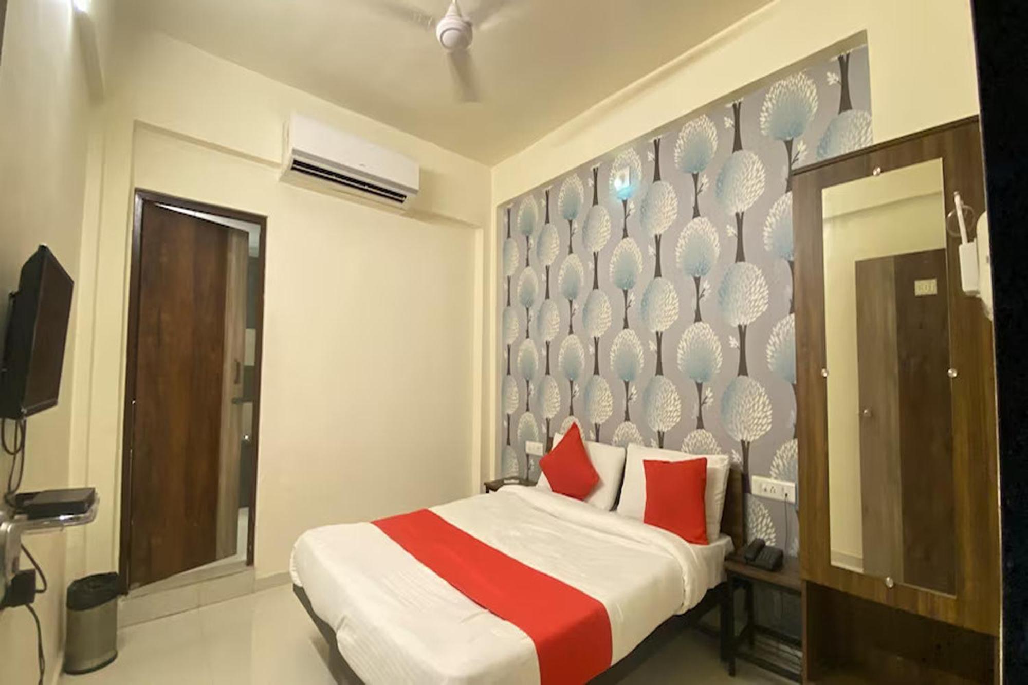 Hotel Kalyan Palace Watuwa المظهر الخارجي الصورة
